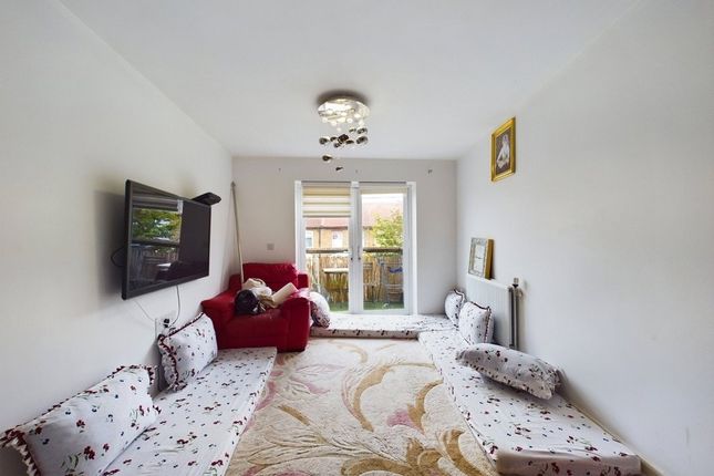 Flat for sale in Featherstone Road, Southall