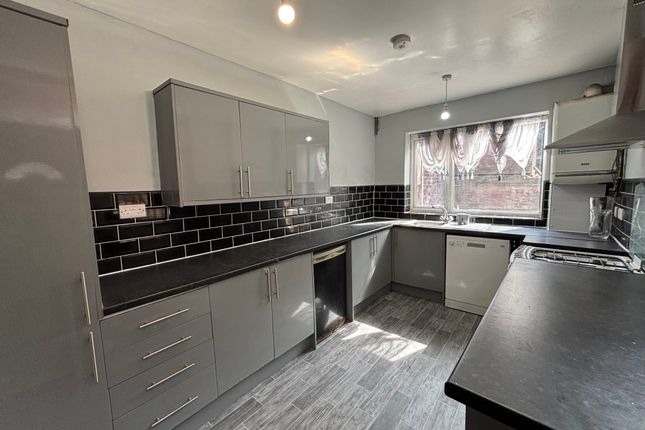 Lrg Fited Kitchen 