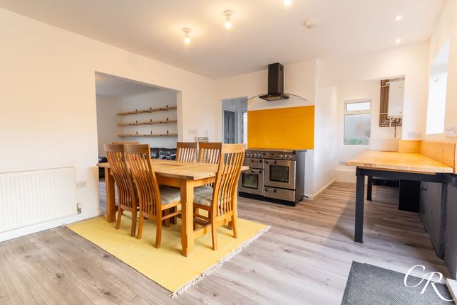 128 Clyde Crescent, Cheltenham photo 2