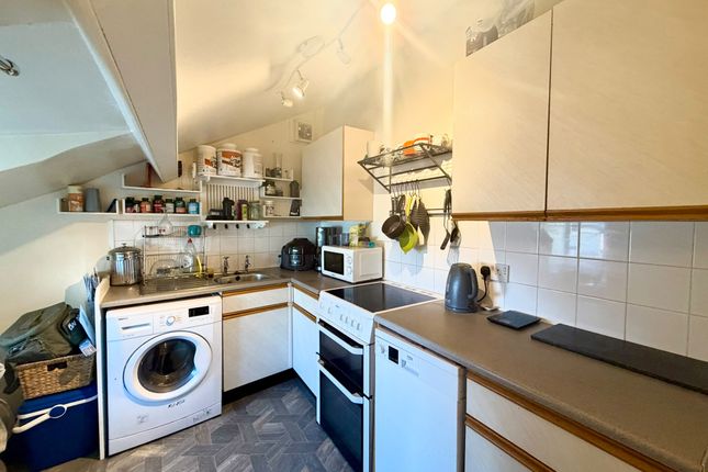 Flat B, 45, Vallis Way, FROME photo 2