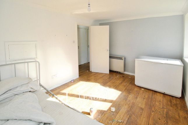 32, Buzzacott Lane, Milton Keynes photo 2