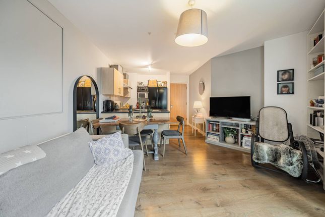 Thumbnail Flat to rent in Queenstown Road, Wandsworth, London