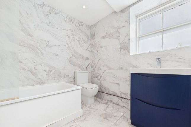 3-bed flat on Flat 11, 7 Clarence Yard, Brighton, £2,475/mo