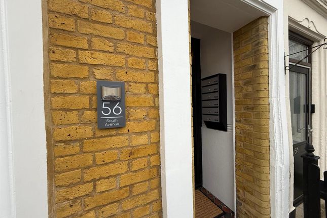 Room 3, 56 South Avenue, Southend-On-Sea photo 2