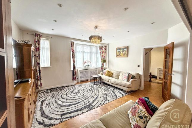 18, Minterne Avenue, SOUTHALL photo 2