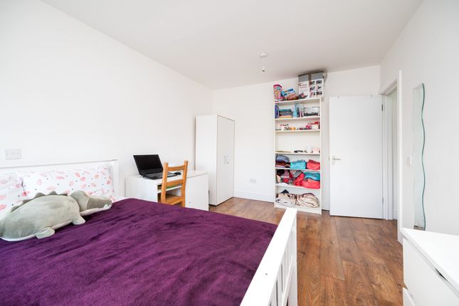 Flat for sale in Great North Way, London