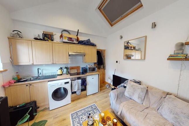 Thumbnail Flat to rent in Burton Crescent, Headingley, Leeds