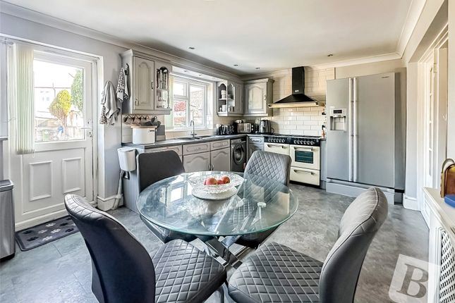 71, Rose Glen, Romford photo 4