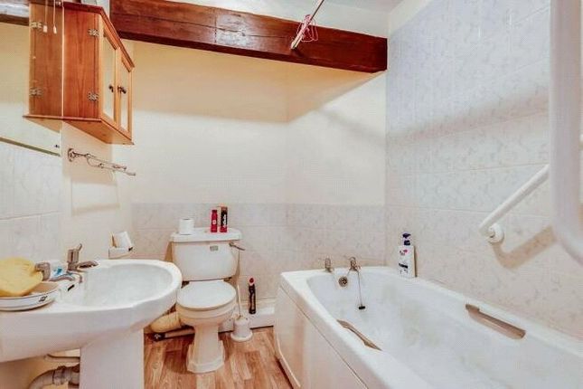 9, Norbury Court, Swindon photo 3
