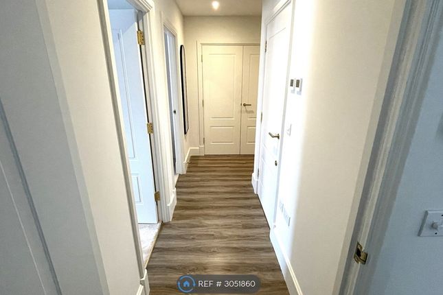 Flat, Jubilee Gardens, Weybridge photo 2