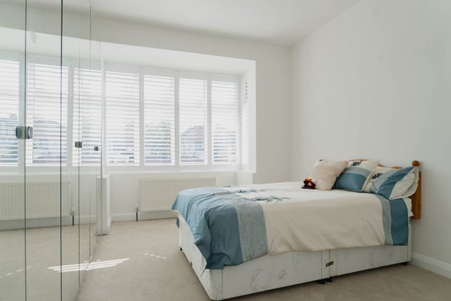 99, Meadow Walk, Epsom photo 5