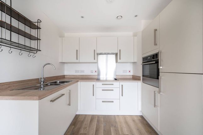 Flat to rent in Station View, Guildford