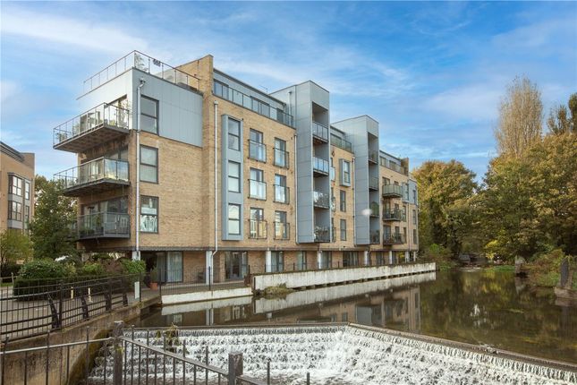 Thumbnail Flat to rent in The Embankment, Nash Mills Wharf, Hemel Hempstead, Hertfordshire