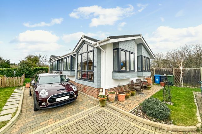 Mobile/park home for sale in Lyngfield Park, Maidenhead, Berkshire