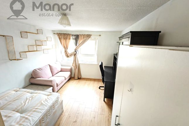 Flat to rent in Parkhurst Road, London