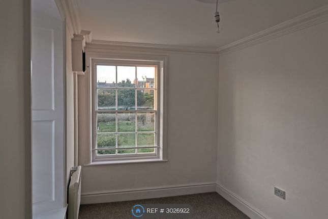 Flat, Trinity Square, Margate photo 3