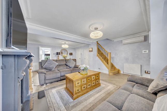 18, Eaton Drive, Romford photo 3