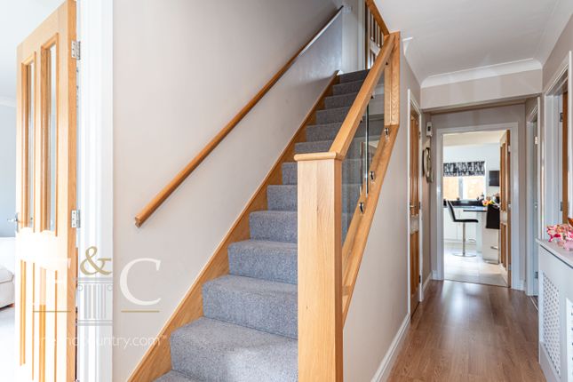 9, Sutton Close, Broxbourne photo 3