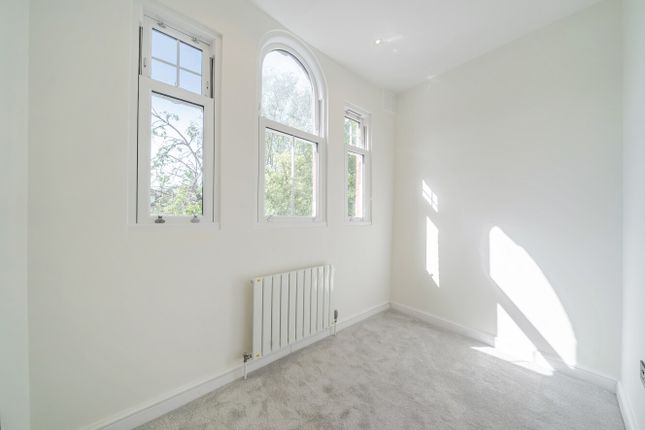 Flat 4, 19, Thornton Avenue, London photo 4