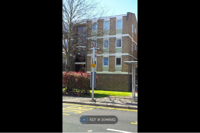 Flat to rent in Brockworth, Kingston Upon Thames