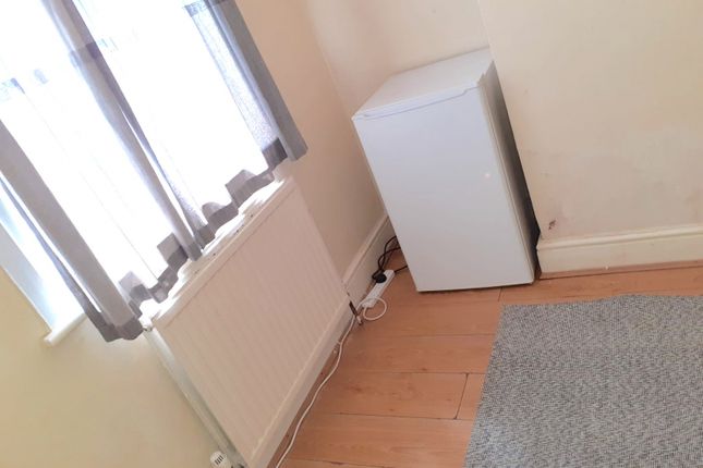 Shared accommodation to rent in Lealand Road, London