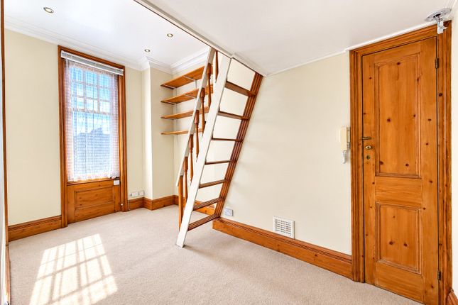 Flat 6, 52, College Park Close, London photo 2