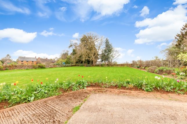 Bungalow to rent in Lampitts Green, Wroxton, Banbury