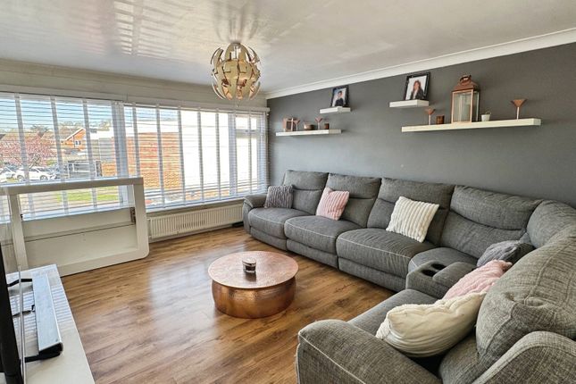 20, Leyburn Close, Reading photo 3