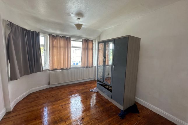 Birkbeck Avenue, Greenford photo 4