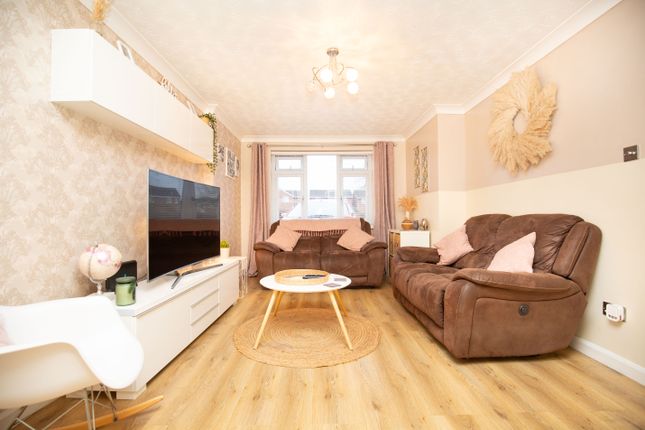 25, Warwick Drive, Atherstone photo 3