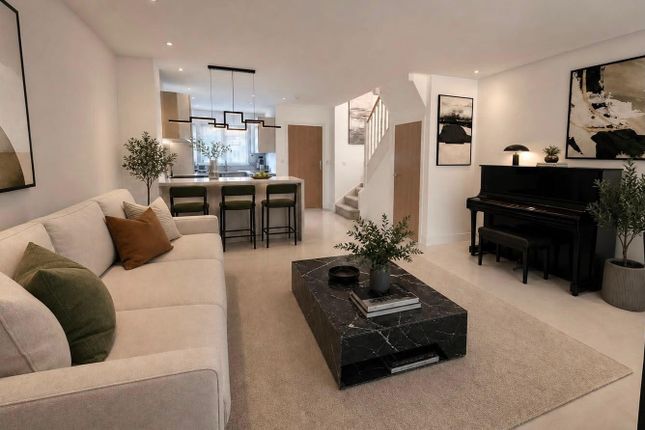 4 Westfield Close, Old Woking, Woking photo 4