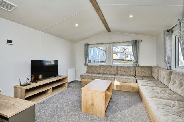 39 Oaklands,, Thorness Lane, Isle of Wight photo 3