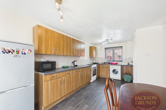 5, Lark Rise, Northampton photo 2