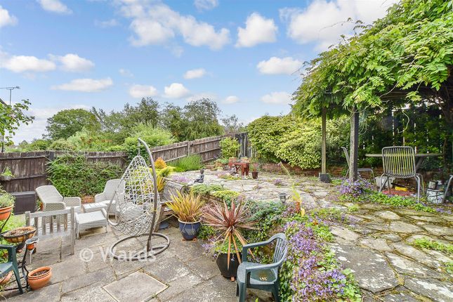3-bed semi-detached on 25, Eastwell Barn Mews, Tenterden, £400,000