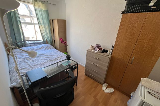 Room 4- £800 Available 11/08/2025