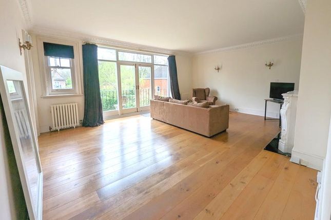 Flat to rent in Weybridge, Surrey