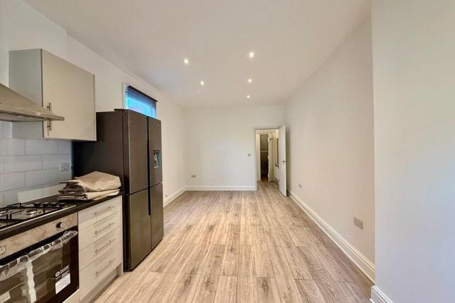 Northfield Avenue, West Ealing photo 4