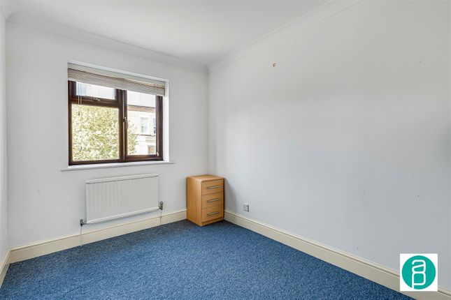 Flat for sale in Edge Hill, London