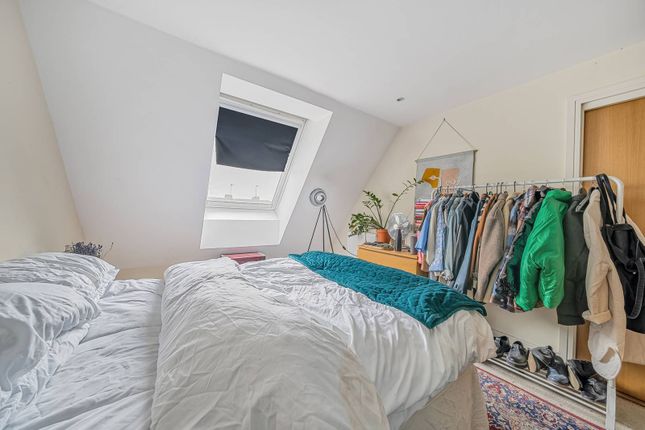 Flat to rent in .Grant House, Stockwell, London