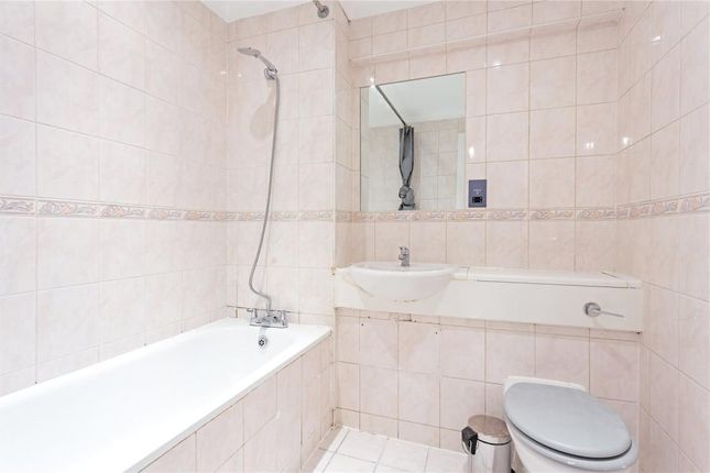 Flat 327, London photo 4