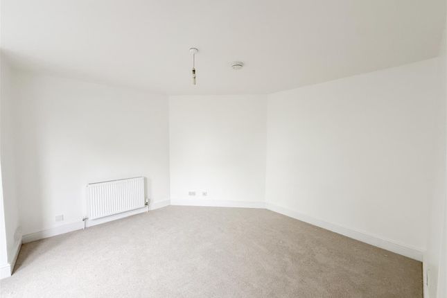 Flat 8 Lexden Lodge, Crowborough Hill, Crowborough photo 3