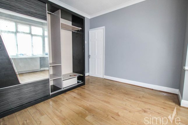 Greenland Crescent, Southall Middlesex photo 5