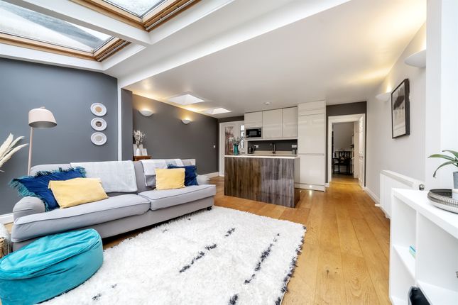 Flat for sale in Garratt Lane, London