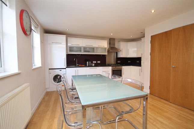 Flat for sale in North Street, Carshalton