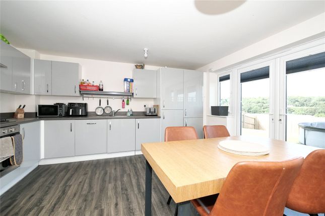 39, Poplars Park Avenue, Bradford photo 4