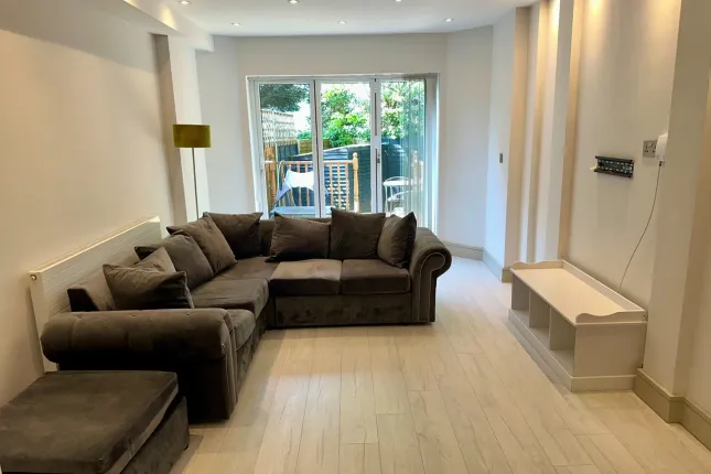 2, Hillcrest Gardens, Esher photo 2