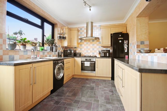 53, Eliot Road, Dagenham photo 4