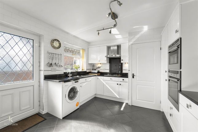 8, Milton Close, Rossendale photo 4