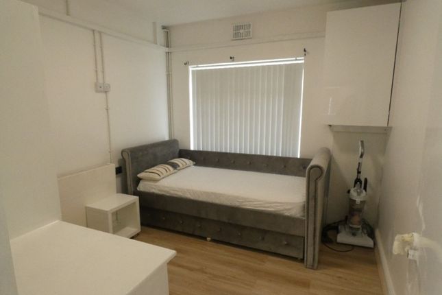 Flat to rent in High Street, Swansea