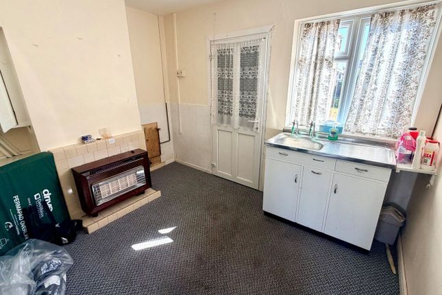 6, Wood End Road, Wolverhampton photo 5